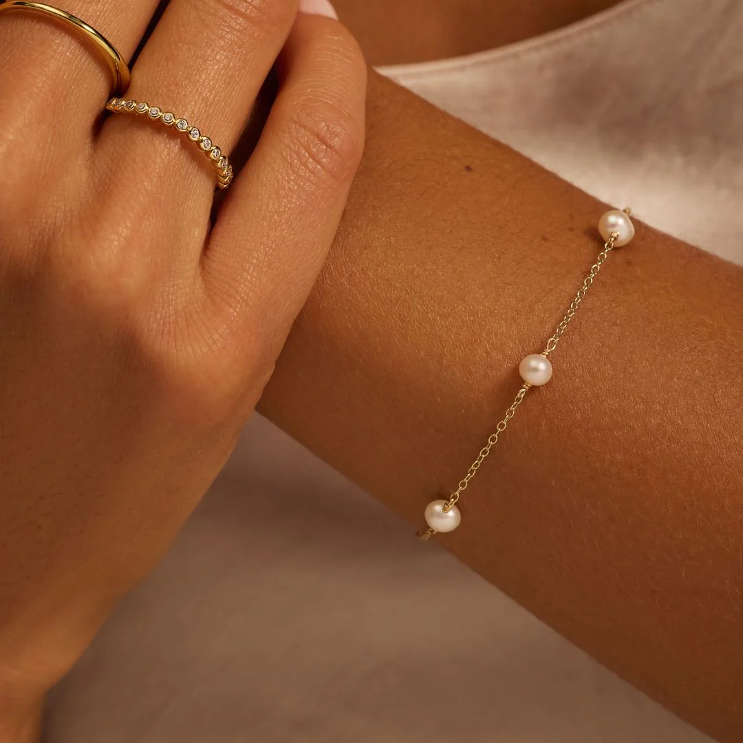 Gold Ten Pearl Choker and Five Pearl Bracelet Gift Set - Image 6