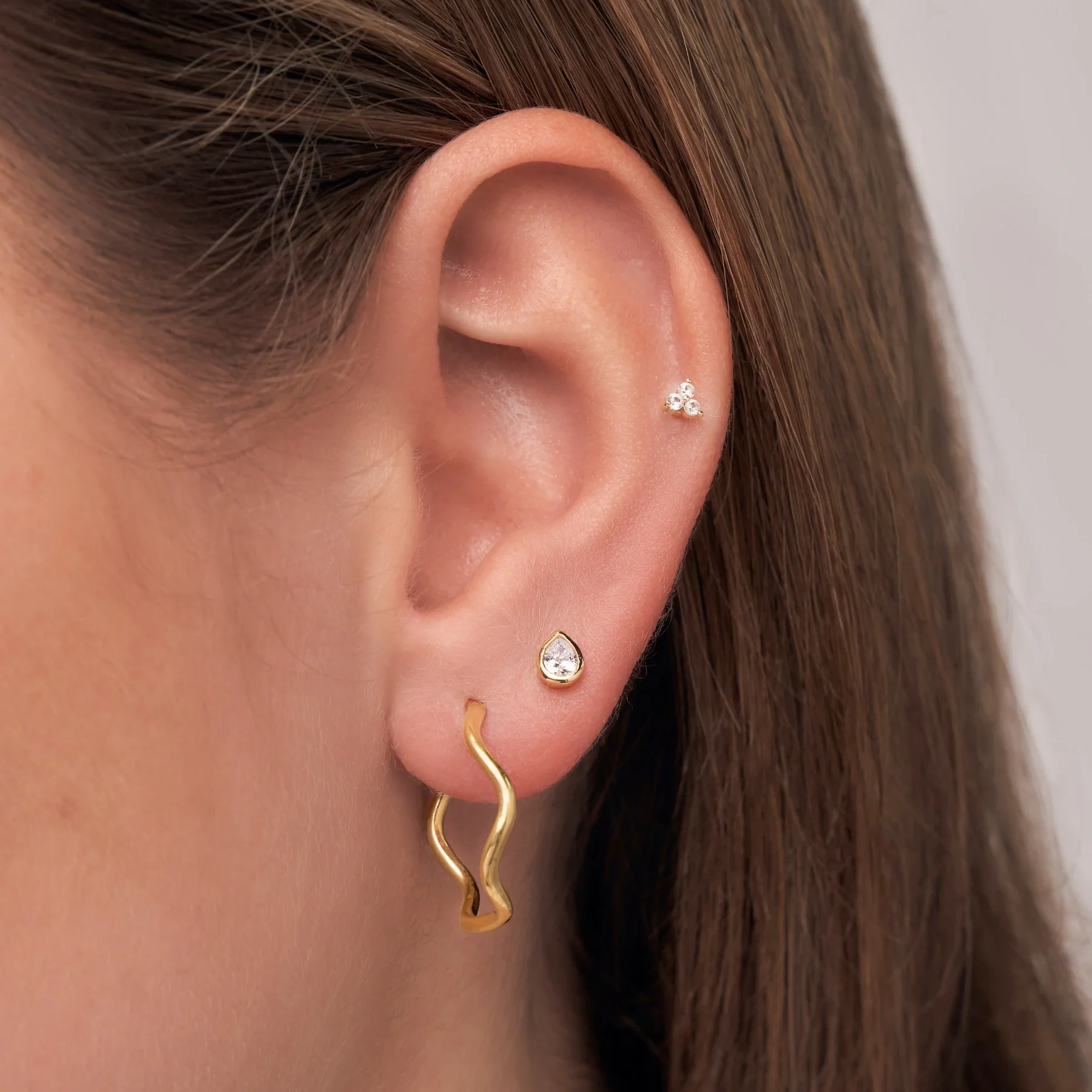 Gold Wavy Curve Hoop Earrings - Image 2