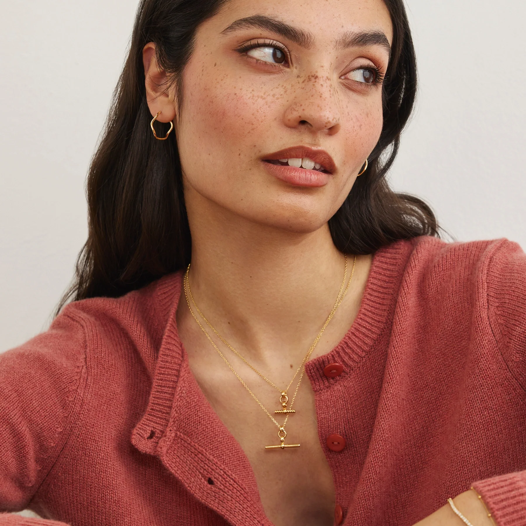 Gold Wavy Curve Hoop Earrings - Image 3